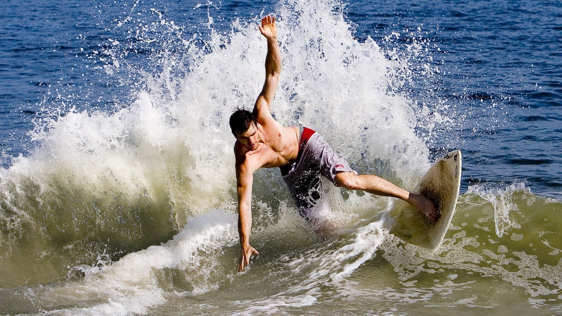  浓眉赛后谦逊发言登热搜，密尔沃基雄鹿血战罗马引发热议